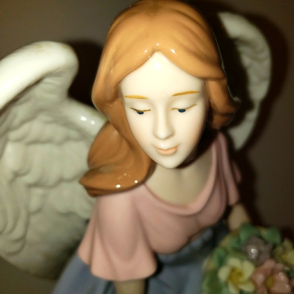 12" Porcelain Angel Hand-painted 2006 Holiday Collection Members Mark - Picture 3 of 13